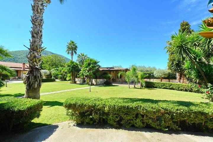 B&b per 8 persone, con Terrazza e Giardino nonché Piscina e Panorama in Provincia di Caserta
