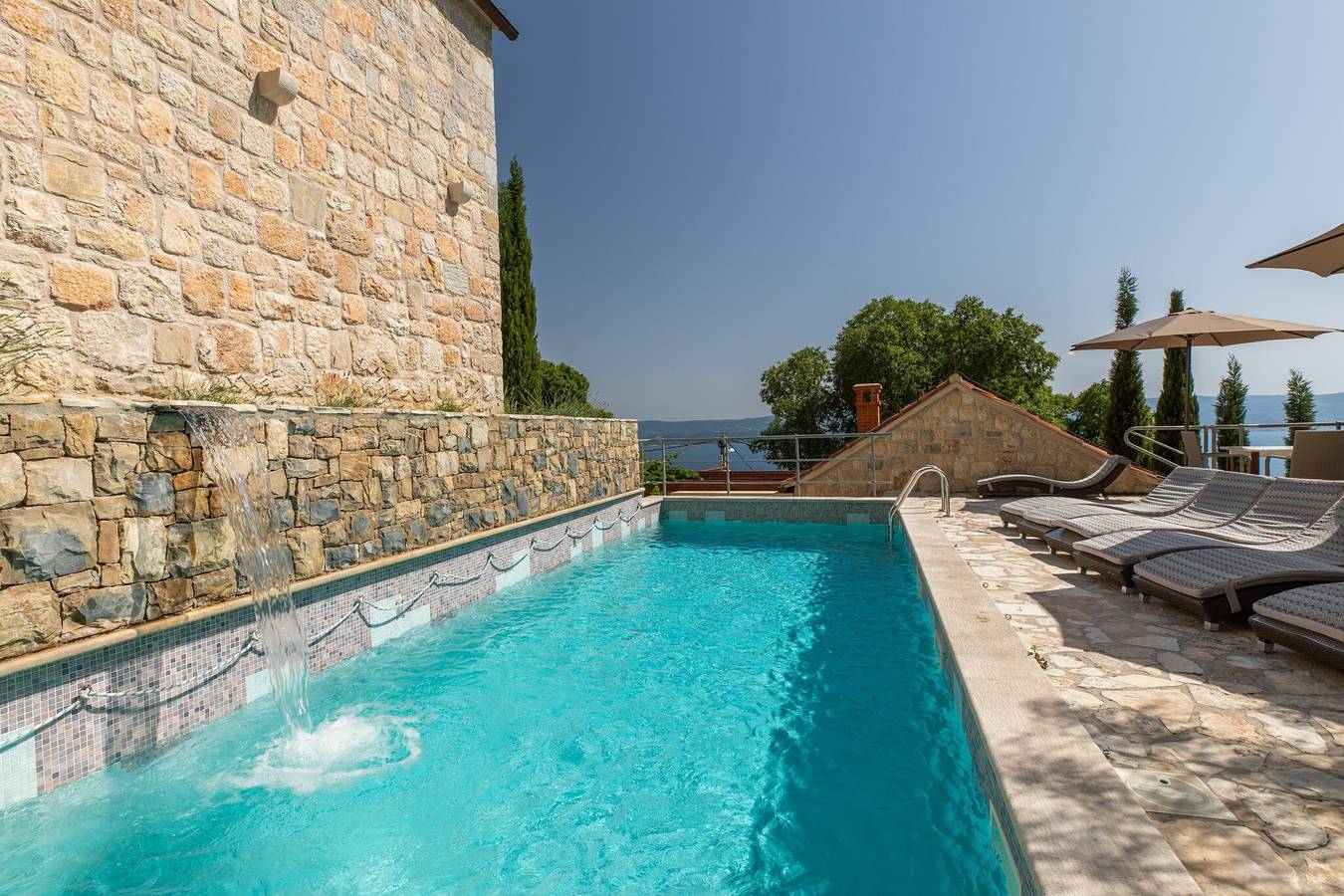 Haustierfreundliche Villa 'Zeleni Raj' mit Meerblick, Wlan und Klimaanlage in Omis, Omis-Riviera