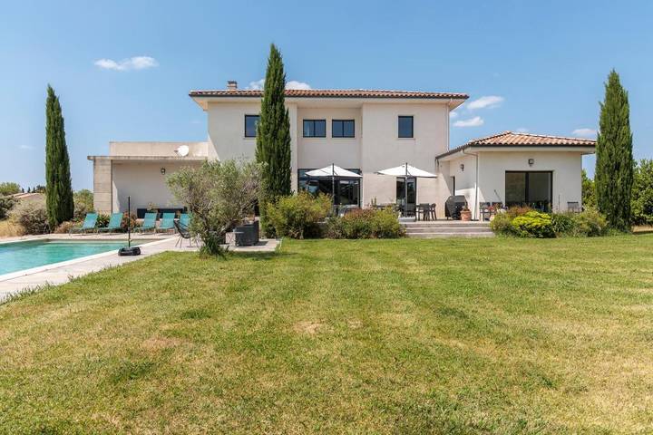 Villa pour 12 personnes, avec Terrasse et Jardin ainsi que Piscine et Vue à Arles - 4