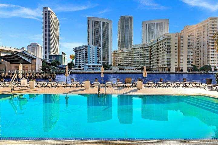 Vacation rental for 2 people, with pool and balcony, kid friendly in Hallandale Beach