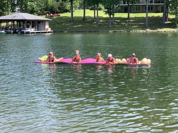 Vacation rental for 12 people, with pool and yard, with pets in Lake Anna