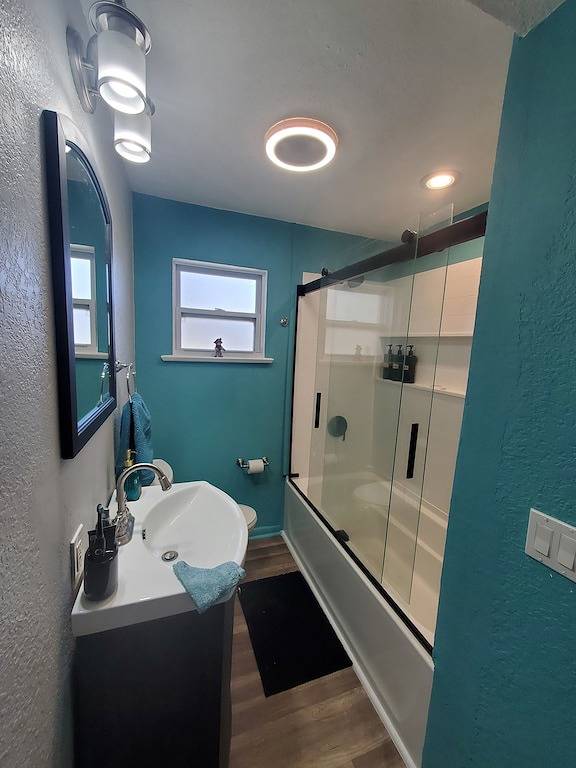 10 mins from the beach, pet friendly, huge yard! in Clearwater, Pinellas County