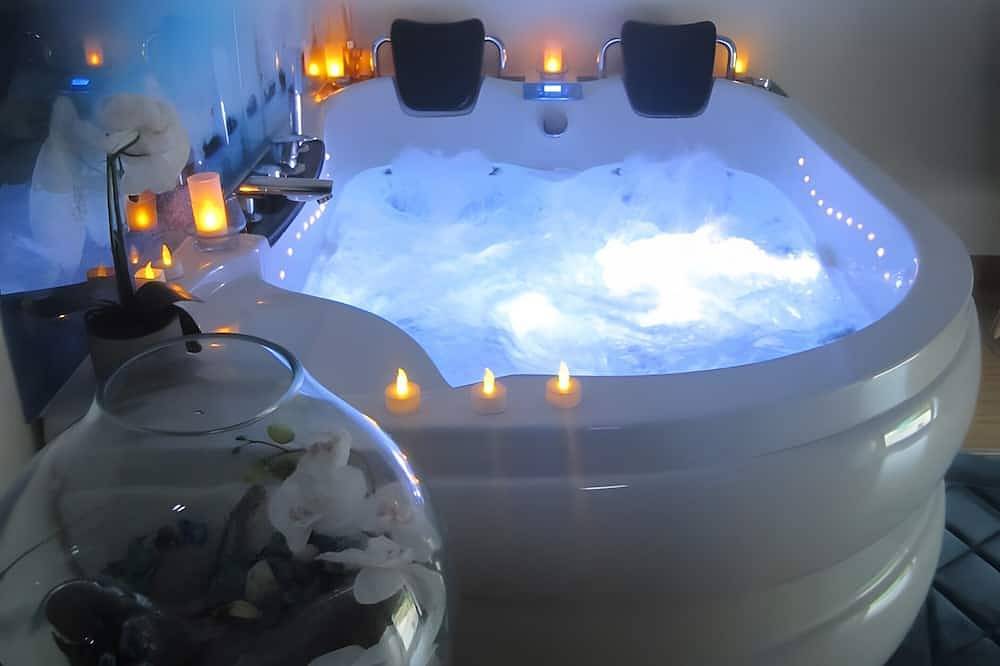 Chambre d’hôtes « Balnéo Spa Cœur À Cœur » avec piscine privée, Wi-Fi et climatisation in Carsan, Région de Nîmes