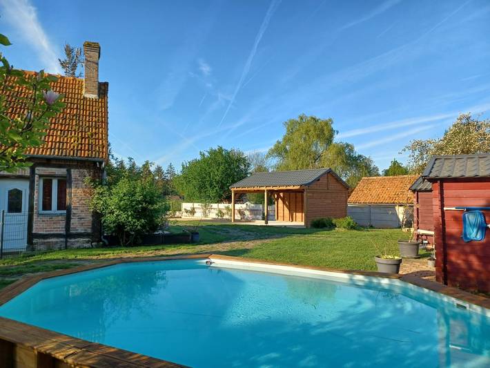 Gîte pour 4 personnes, avec terrasse ainsi que piscine et jardin