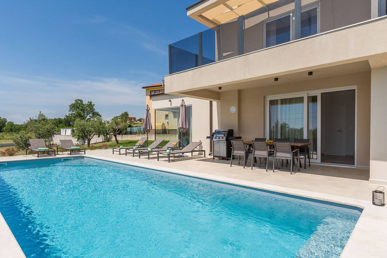 Neue und hundefreundliche Villa mit Panorama-Meerblick, Privatpool, Grillbereich, Babybett, Waschmaschine in Visignano (Općina), Istria centrale