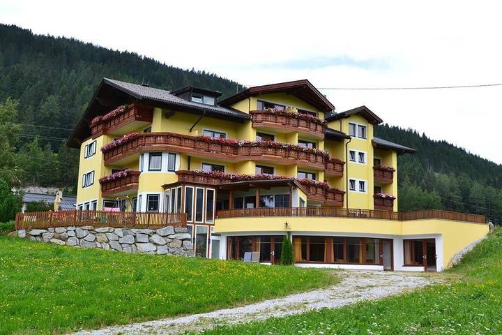 Hôtel pour 4 personnes, avec Balcon et Terrasse ainsi que Jardin et Sauna à Gries am Brenner