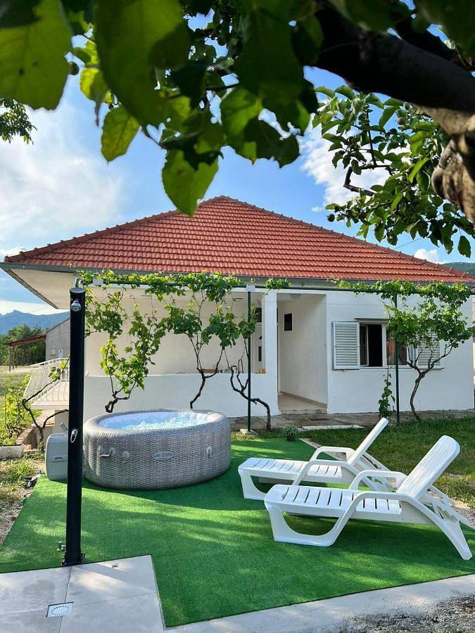 Chalet für 7 Personen, mit Whirlpool und Garten sowie Pool in Split-Dalmatien