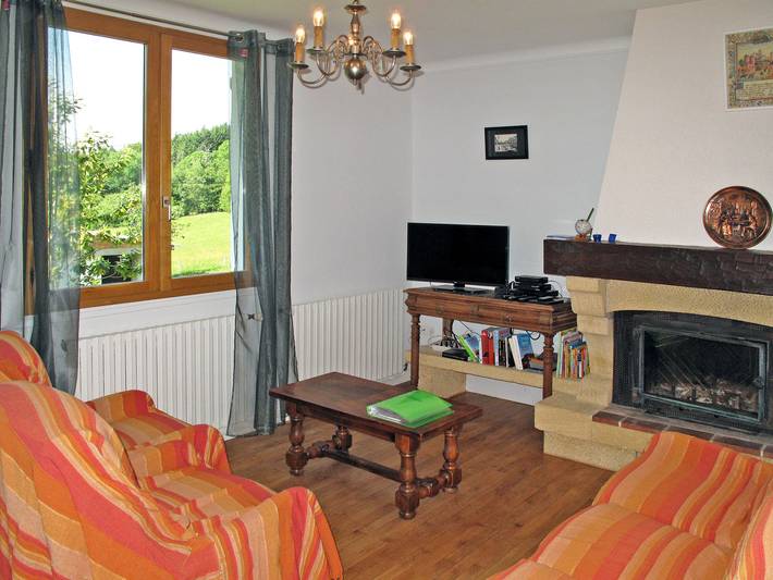 Location de vacances pour 6 personnes, avec vue ainsi que jardin et terrasse à Altillac - 4