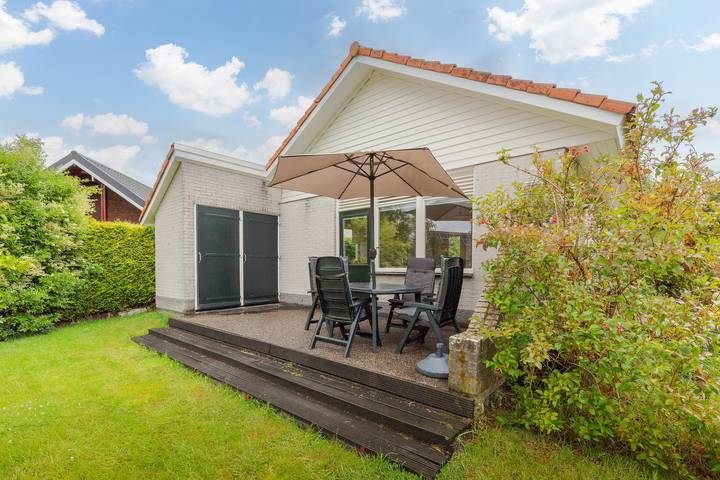 Ferienhaus für 3 Personen, mit Terrasse und Garten in Anjum