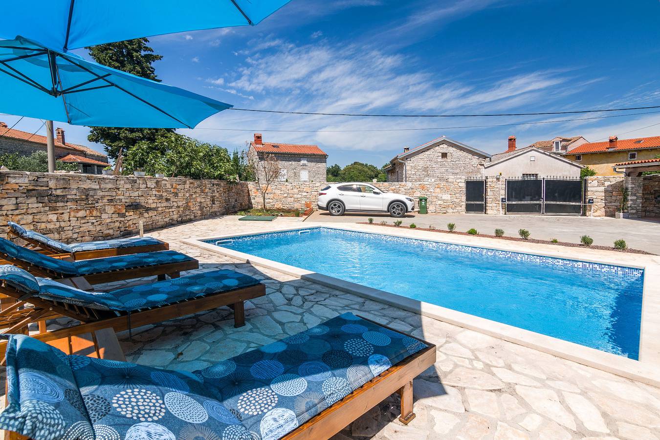 Charmante Villa mit Pool und Terrasse, 1,5 km vom Stadtzentrum von Jursici entfernt in Jursici, Svetvinčenat