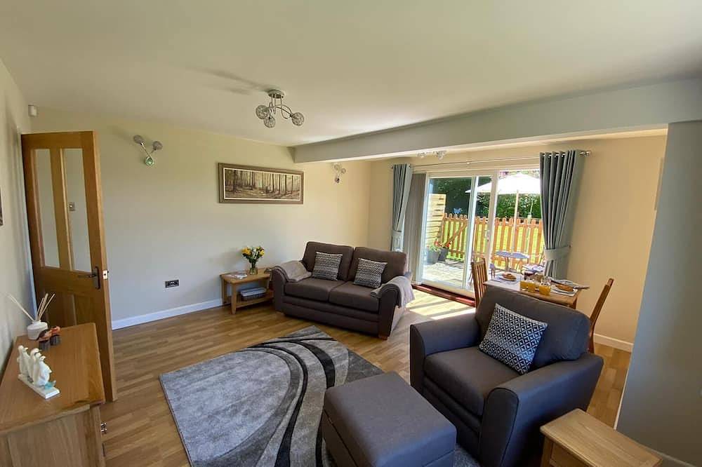Cosy dog friendly self contained Annexe ,  near Cheltenham & Cotswolds in Badgeworth, Gloucestershire