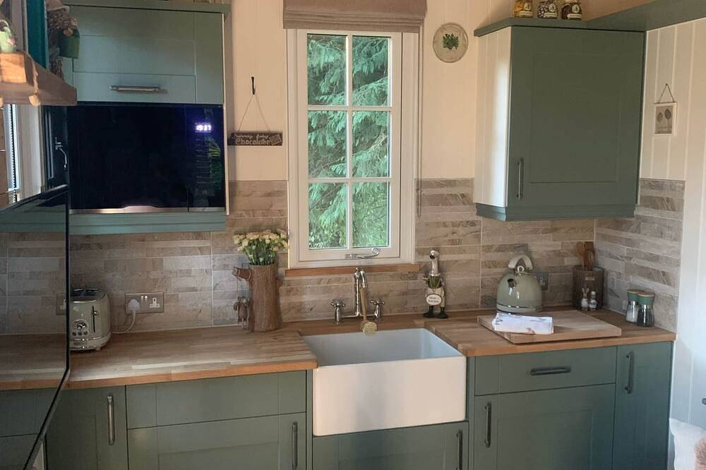 Luxury Shepherd's Hut with Hot Tub in Leigh, Grand Manchester