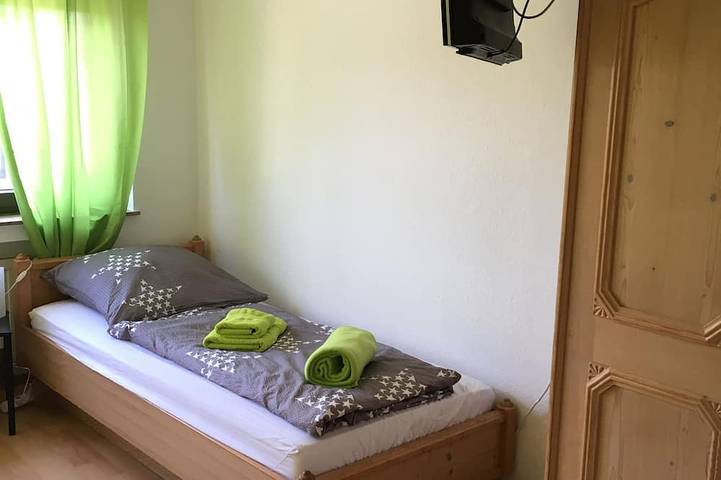 Ganze Wohnung, 4 Zimmer Wohnung mit Balkon  (und Garten - !! aktuell nicht nutzbar !!) in Troisdorf, Rhein-Sieg-Kreis