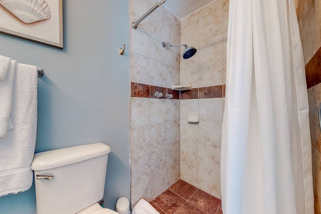 Cozy beach getaway with free Wifi, shared pool, and full kitchen - walk to surf in South Padre Island, Laguna Madre