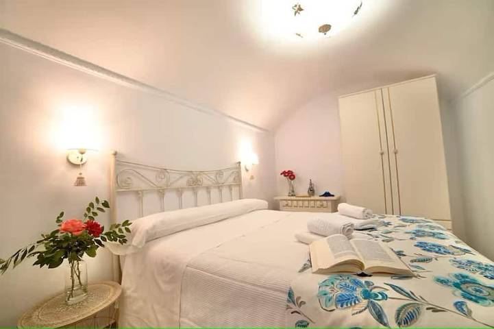 Los Mosaicos Cave. Sleep in a Luxury Cave House with a Sunny Terrace—Guadix in Guadix, Géoparc de Grenade