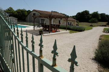 Cottage pour 14 personnes, avec jardin ainsi que vue et piscine, animaux acceptés à Mairé-Levescault