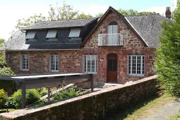 Gîte pour 8 personnes, avec terrasse et jardin, animaux acceptés à Collonges-la-Rouge