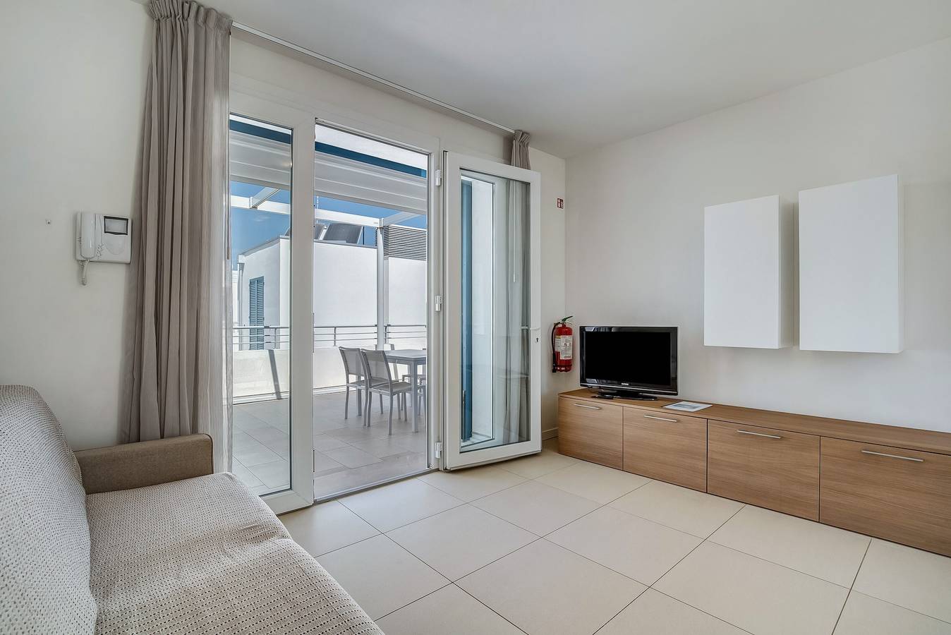 Ganze Wohnung, Ferienwohnung 'Blu Village' mit Gemeinschaftspool, privater Terrasse und Klimaanlage in Lido di Jesolo, Jesolo