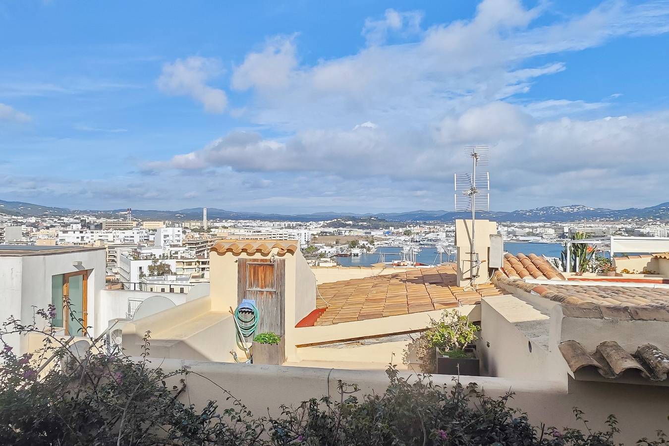 Apartment 'Navila Palmera' with Shared Pool, Wi-Fi and Air Conditioning in Dalt Vila, Ibiza (Municipality)