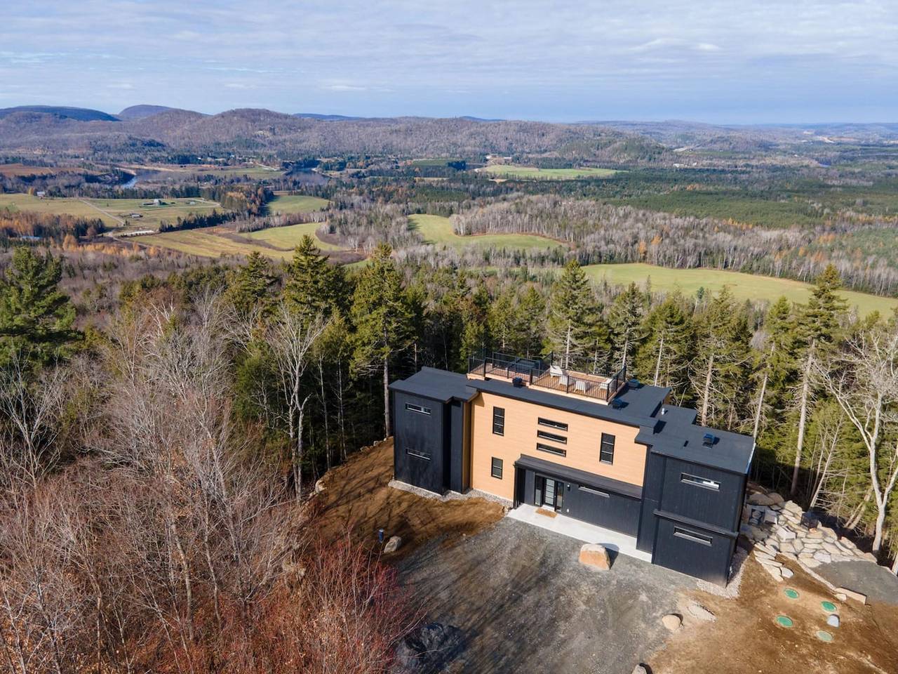 Chalet Xo Tremblant - 5Brs, Private Baths, Spa, Sauna & Rooftop in Quebec