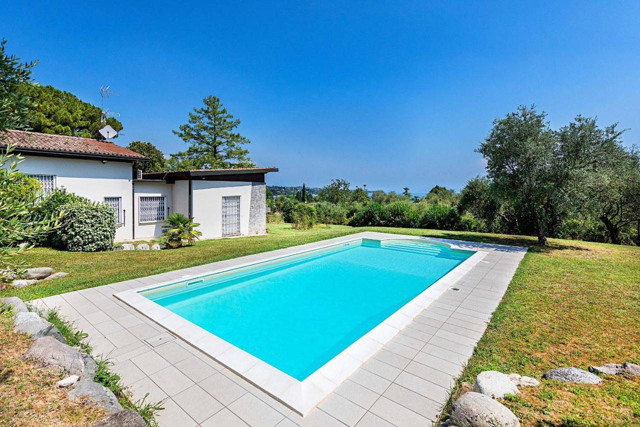 Villa Elisa by Whale Homes in Padenghe sul Garda, Prealpi Gardesane