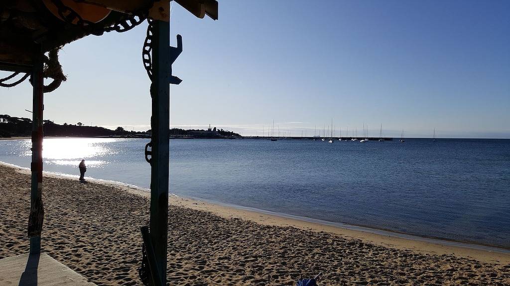 Ganze Wohnung, Mornington Beach Apartment - direkt gegenüber dem Strand mit herrlicher Aussicht. in Mornington, Mornington Peninsula