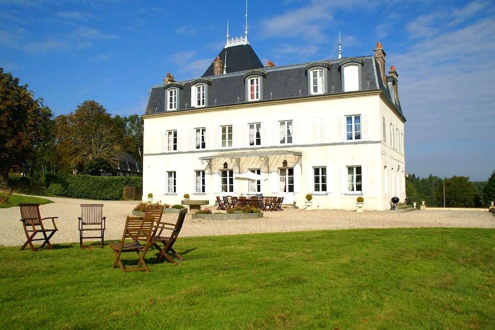 Château à Asnières avec vue sur la Calonne in Asnières, Région de Bernay