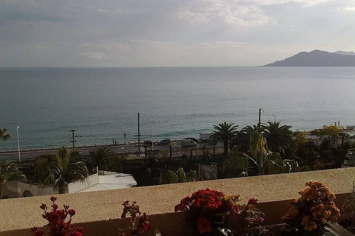 Location de vacances pour 6 personnes, avec balcon et piscine dans Cannes La Bocca