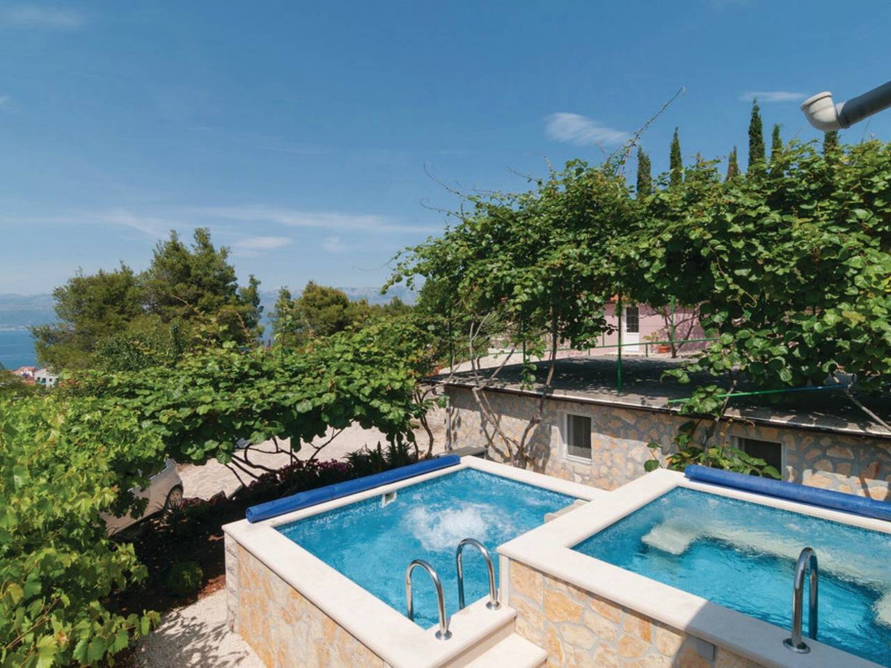 Holiday Home Blossom - Four Bedroom Holiday Home with Outdoor Pool and Jacuzzi - (St) in Supetar, Brac
