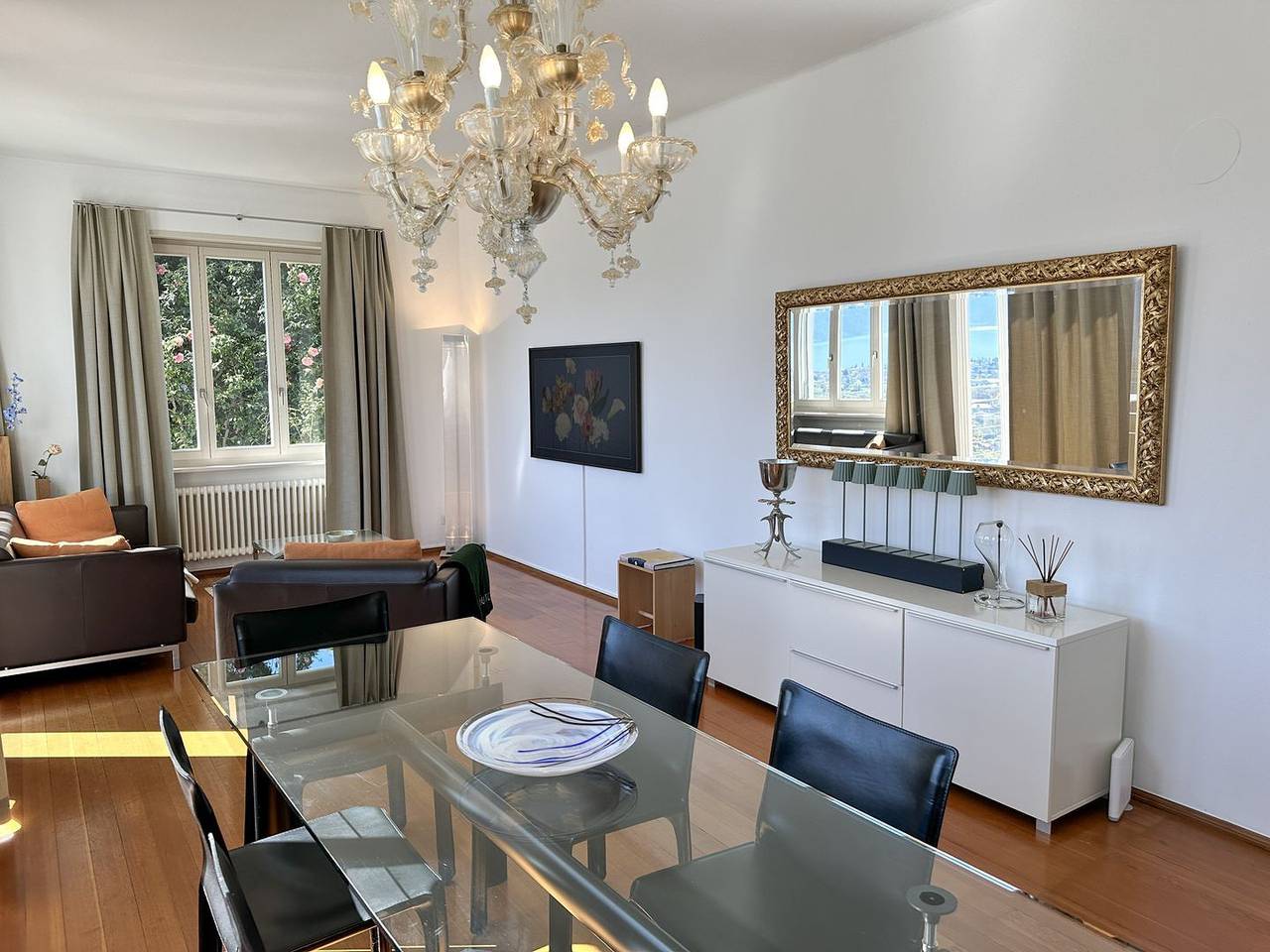 Exklusives Ferienhaus mit freistehender Terrasse, Panoramablick und Aussenpool in Orselina, Tessiner Alpen