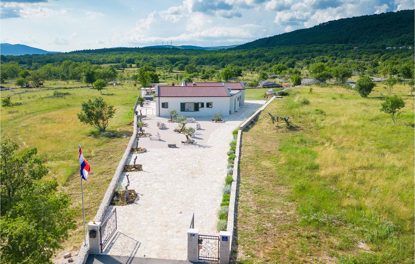 Geräumige 150 m² große Wohnung mit beheiztem Pool und Terrasse – der perfekte Rückzugsort! in Makarska Riviera