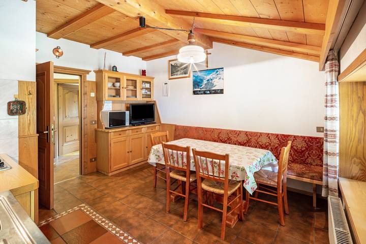 Appartamento intero, Appartamento 'Appartamento La Mirandola Rosso' con vista sulle montagne, terrazza e Wi-Fi in Livinallongo, Dolomiti Superski