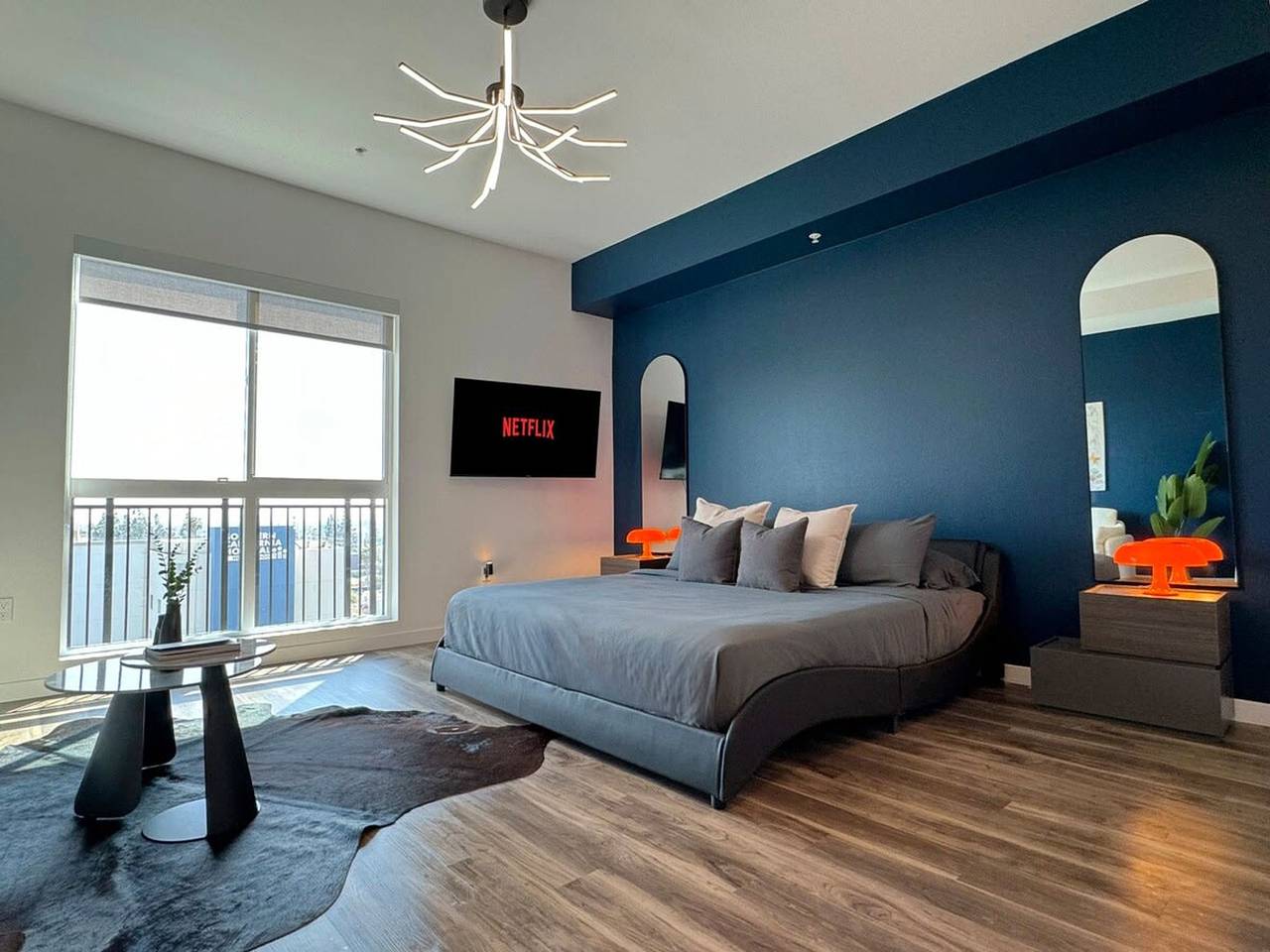 Entire apartment, Contemporary Mid-Hollywood Home Dtla view Parking  in Hollywood, Los Angeles