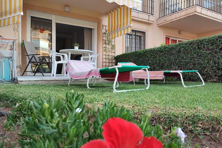 Vakantieappartement voor 2 personen, with terras and tuin as well as zwembad in La Carihuela