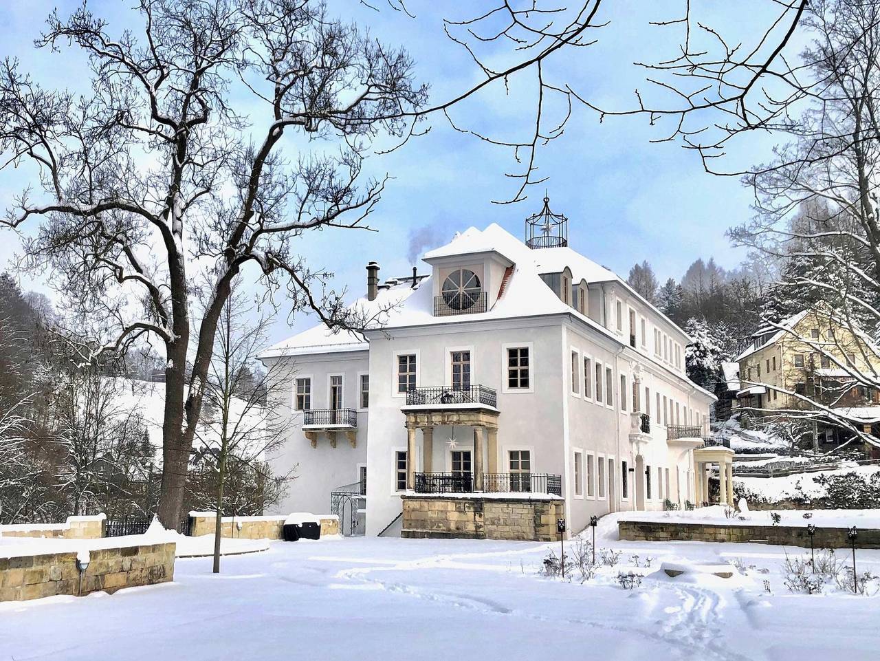 Schloss Prossen - Apartment Talblick, offener Wohn- und Schlafraum in Porschdorf, Bad Schandau