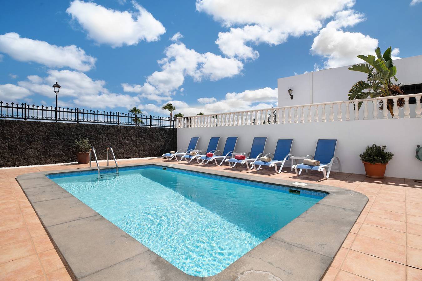 Belle villa, vue sur mer, piscine chauffée, bain à remous, climatisation et Wifi in Puerto del Carmen, Tías