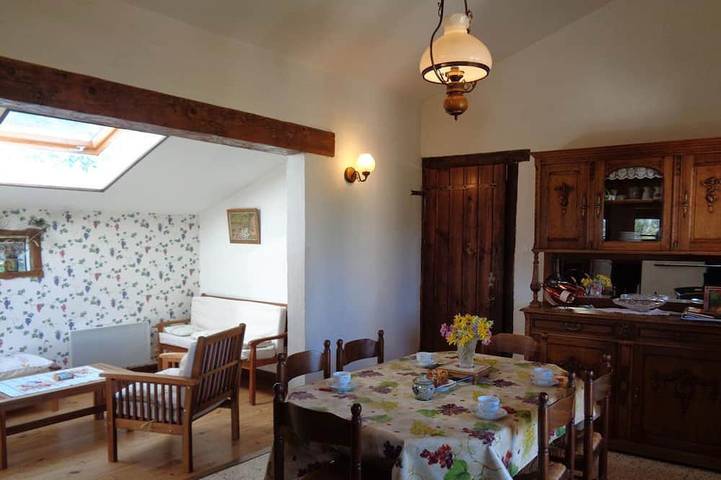 Gîte pour 6 personnes, avec jardin et piscine, animaux acceptés à Saint-Haon-le-Châtel