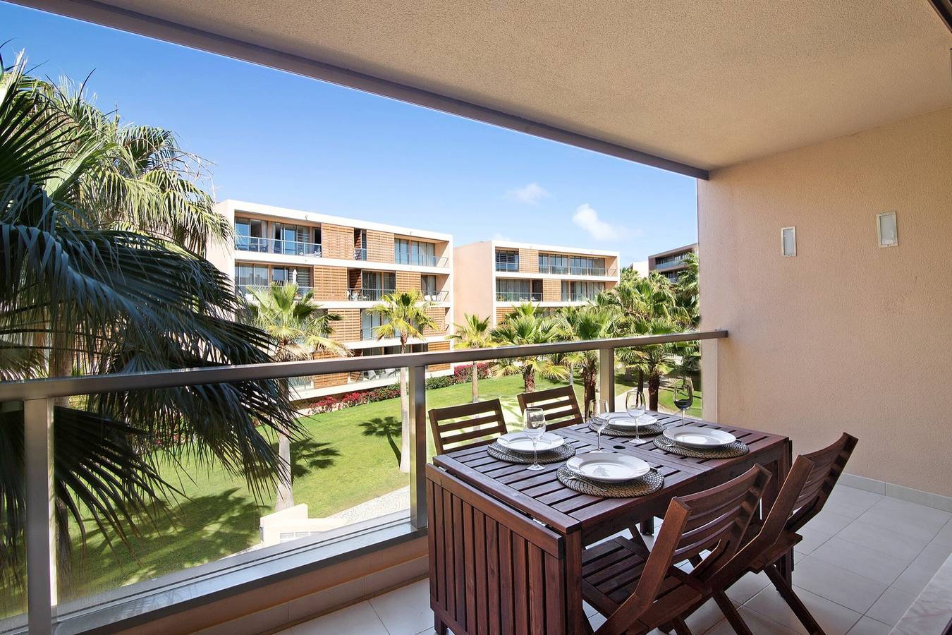 Apartamento inteiro, Apartamento Salgados 'Sol e Sal' com Piscina, Wi-Fi, A/C e Jardim in Guia, Distrito de Faro