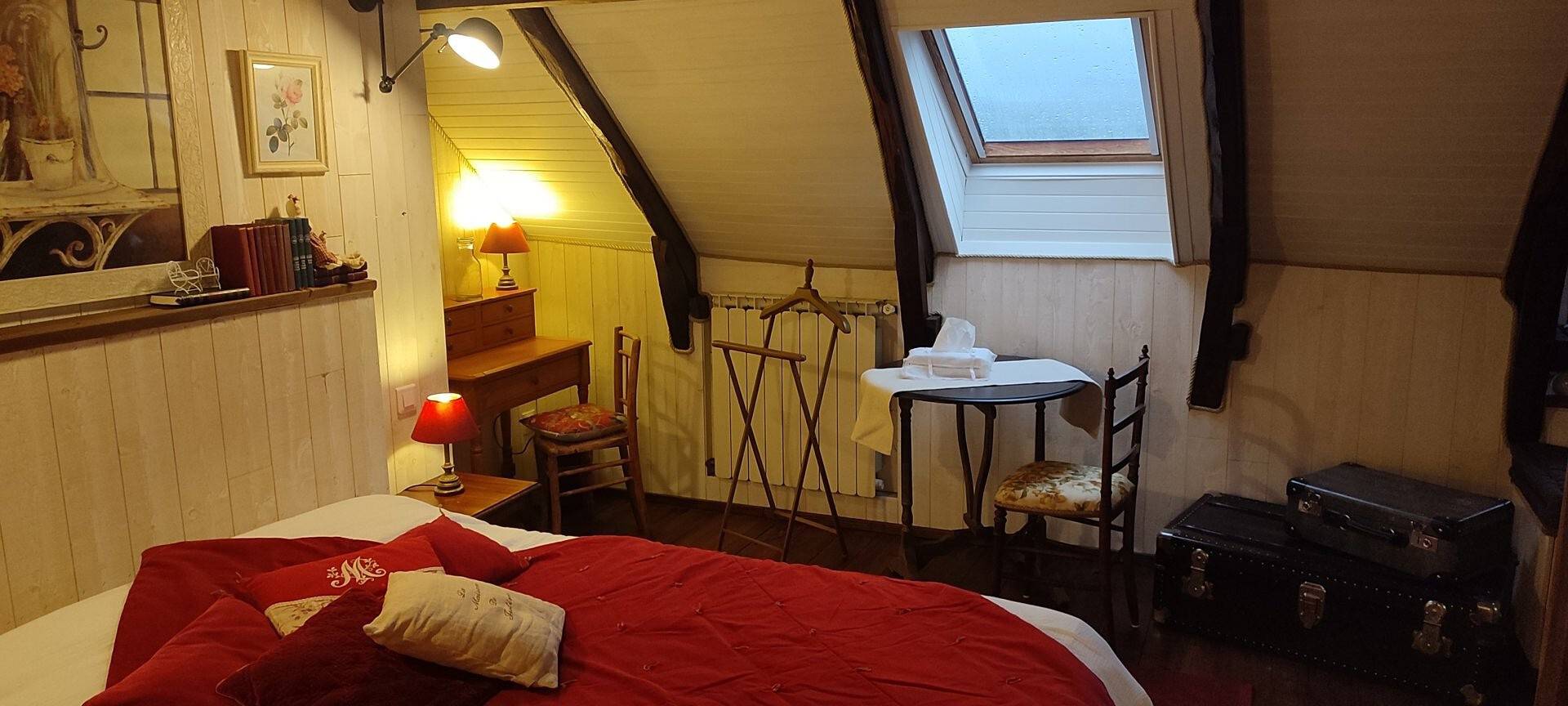 Chambre d’hôtes « La Chambre des Fleurs » avec piscine partagée, terrasse privée et Wi-Fi in Le Fel, Aveyron