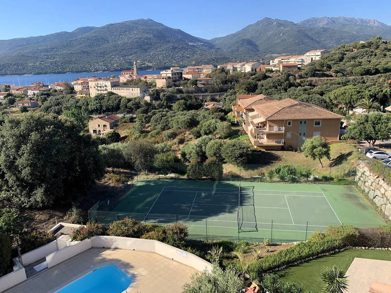 Entire holiday apartment, Apartment with panoramic view of the Propriano Golf Course in Propriano, Arrondissement de Sartène
