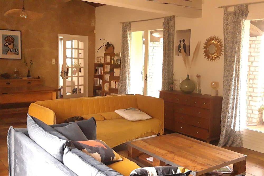 Villa provençale et appartement indépendant, clim jardin & piscine. in Blauzac, Région de Nîmes
