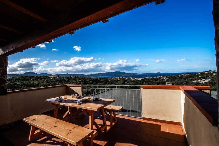 Gîte pour 6 personnes, avec vue sur l’océan et terrasse à Porto Rotondo