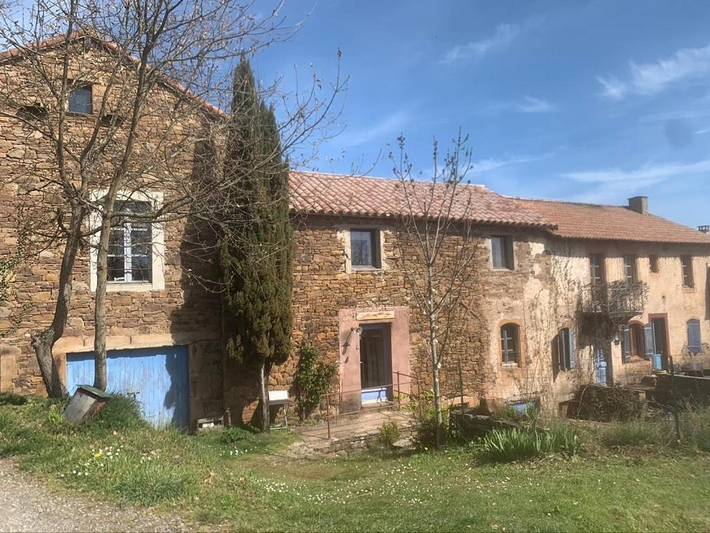 Location de vacances pour 5 personnes, avec Terrasse et Jardin ainsi que Piscine et Vue à Laval-Roquecezière