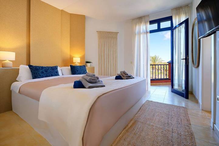 Villa Meloneras 21 beachside with BBQ, access to pool, jacuzzi & kids playground in Playa de las Meloneras, San Bartolomé de Tirajana