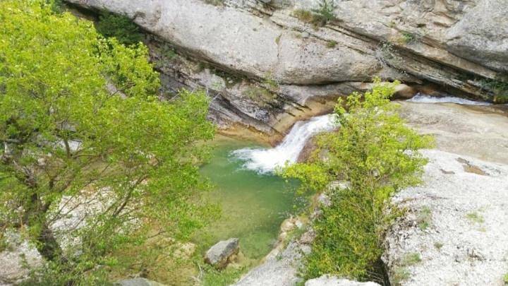 Gîte pour 5 personnes, avec vue ainsi que jardin et piscine à Volvent