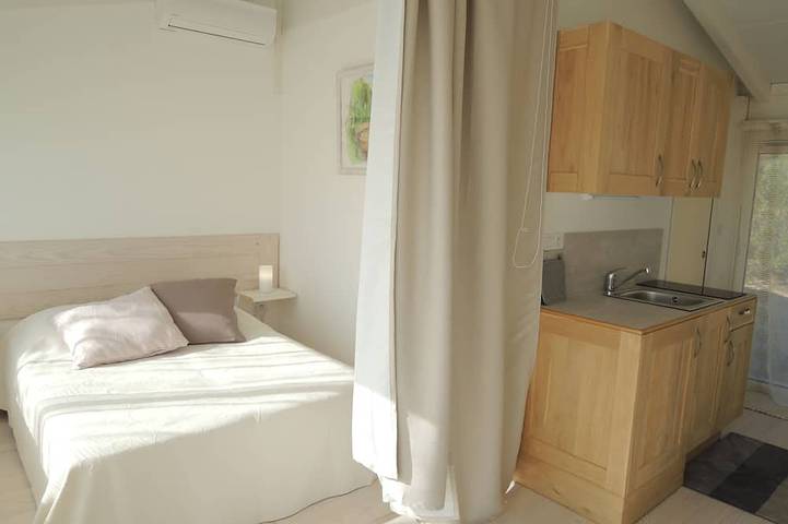 Gîte pour 2 personnes, avec piscine ainsi que jardin et terrasse à Cucuron - 3