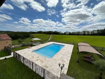 Gîte pour 4 personnes, avec vue ainsi que piscine et terrasse à Sainte-Foy-de-Longas