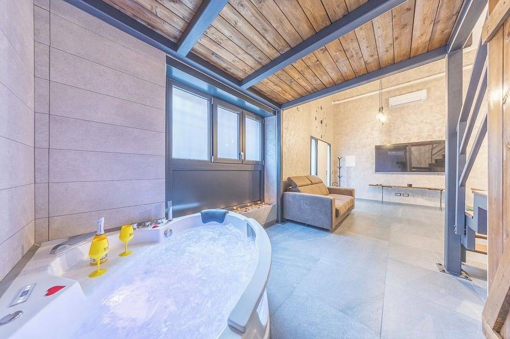 Apartamento entero, Exclusive Loft with private Jacuzzi Entire apartment in the center of Monterotondo in Monterotondo, Provincia de Roma