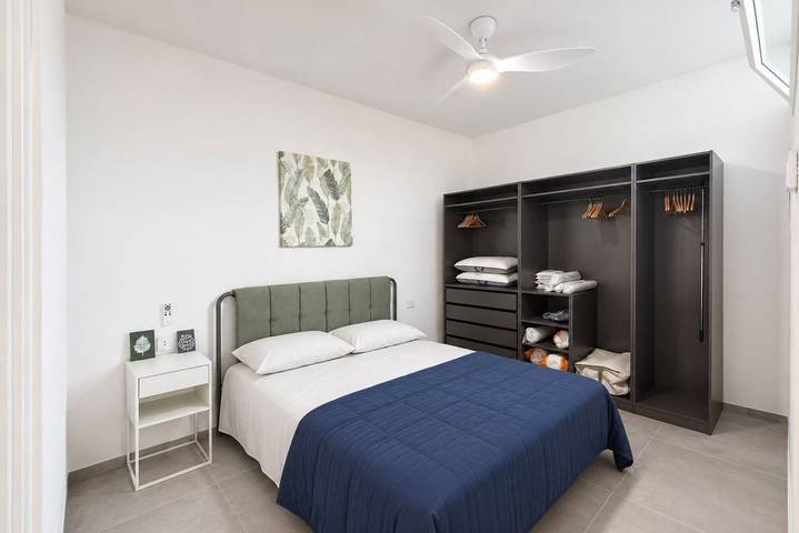Appartamento intero, GuestHost - Comfy Verandah Flat X6 Near the Sea in Trani, Barletta-Andria-Trani