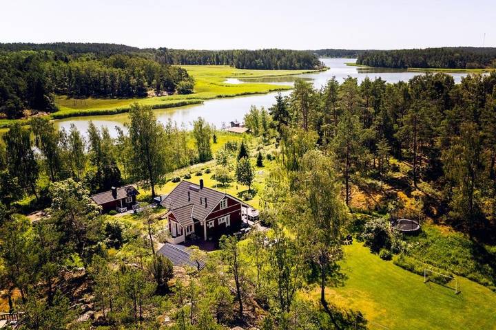 Hus för 10 Personer, med bastu samt bubbelpool och trädgård i Nådendal